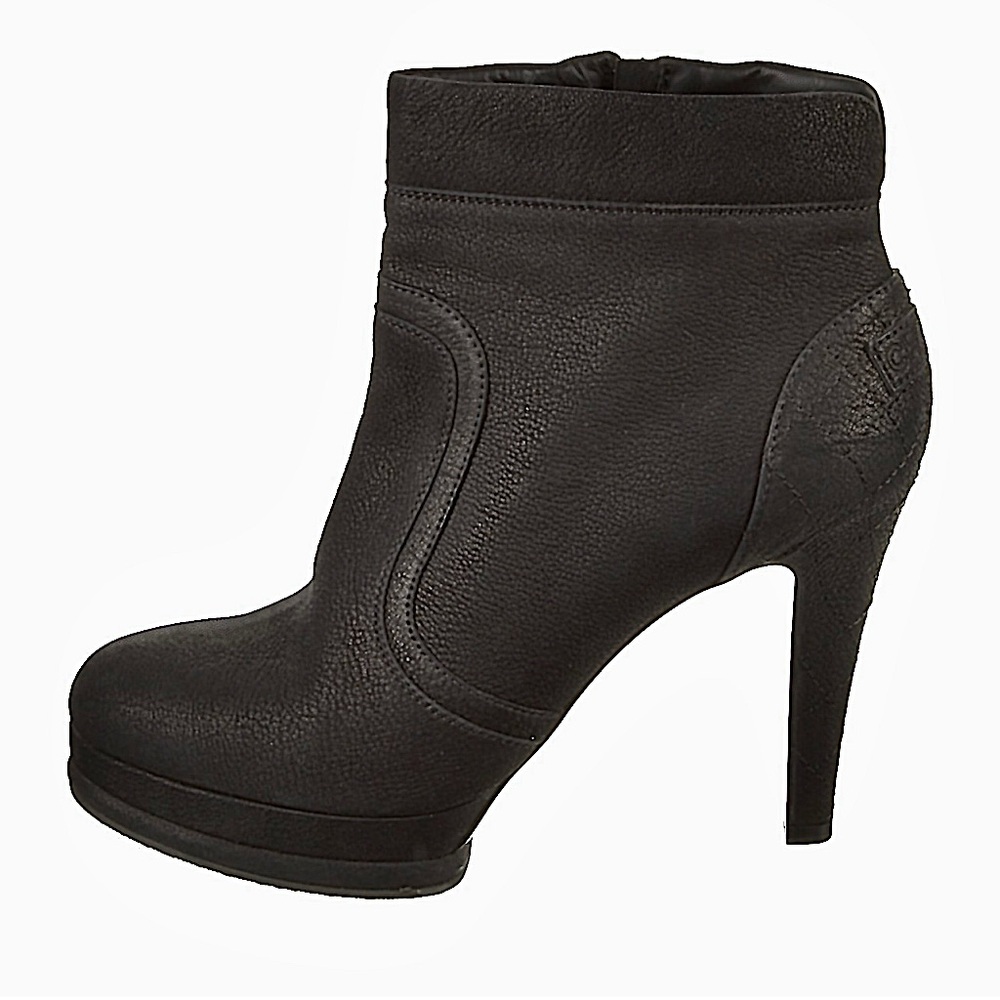Chanel Black Pebbled Leather Quilted Ankle Boots EU 40 US 10